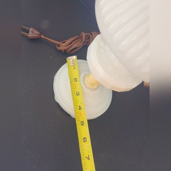 Vintage opaline glass and brass table lamp - Picture 6 of 6